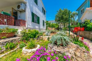 Apartment Garden by the sea
