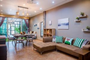 Super nice townhouse in city center, 10 minutes walk to beach, night market ...