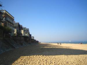 Maisons de vacances Centre de Vacances CPCV Normandie a 50 metres de la plage de Houlgate : photos des chambres