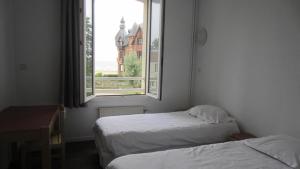 Maisons de vacances Centre de Vacances CPCV Normandie a 50 metres de la plage de Houlgate : photos des chambres