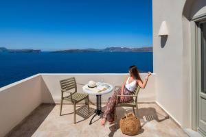 Two-Bedroom Deluxe Suite with Sea Caldera Volcano View 