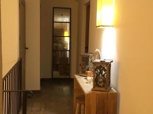 B&B / Chambres d'hotes Le Clos des Sept Palmiers : Chambre Double avec Balcon (3 Adultes)