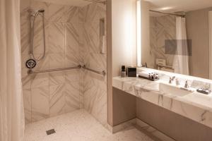 Shower, The Manhattan Club in New York (NY)