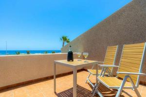 Luminoso adosado frente al mar