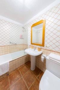 Luminoso adosado frente al mar