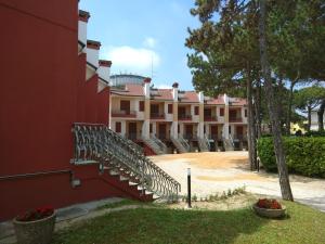 Casa Bianca Village Apartments