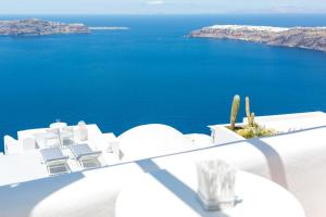 Junior Suite with Outdoor Hot Tub and Caldera View room in Dreaming View Suites