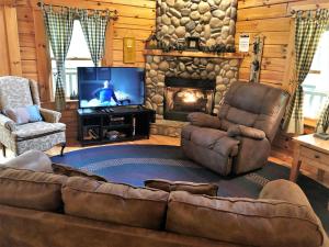 Two-Bedroom House room in Bear Pleasures Cabin