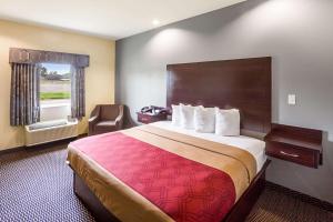 King Room - Disability Access/Non-Smoking room in Econo Lodge Baton Rouge University Area