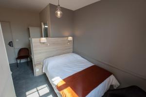 Hotels Logis - Hostellerie & Restaurant du Marche : photos des chambres