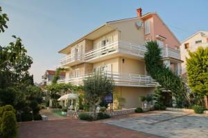 F• R• I• E• N• D• S• - Bed & breakfasts, Novalja