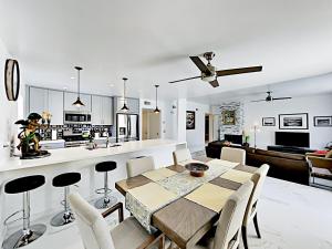 Three-Bedroom House room in N Hermosa Home Home