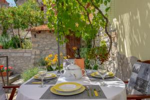 Mediterranean terrace apartment with Bikes & SUP 