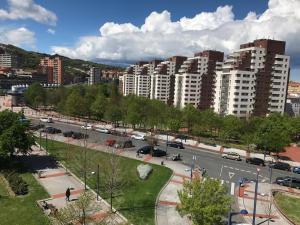 Amezola 1- Habitación con baño incorporado en casa compartida