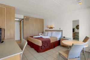 King Room with Kitchenette - Room F room in AA Heart of Wildwood