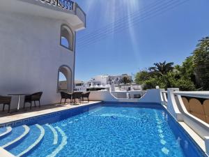 Vie&scaron;butis Sea of Aegeon Fira Graikija