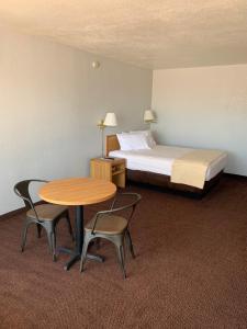 EZ 8 Motel Airporter