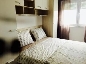 Family friendly apartments with a swimming pool Primosten 17252