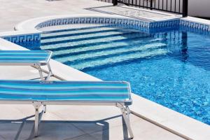 Family friendly apartments with a swimming pool Primosten 17252