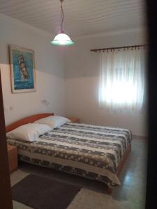 Apartments with a parking space Suha Punta Rab 17239