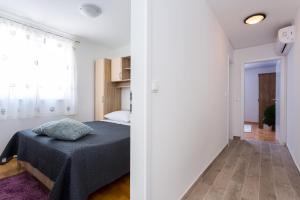 Apartments Lidija - sea view apartment with exclusive right of using hot tub or split level apartment with exclusive right of using pool