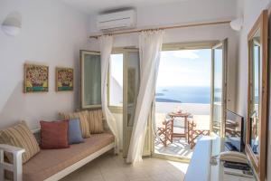 Apartment with Loft and Caldera View room in Irida - Santorini