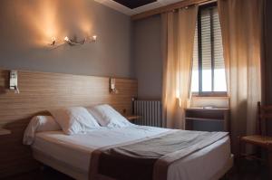 Hotels Logis Hotel Restaurant Mar I Sol : photos des chambres