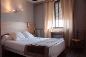 Hotels Logis Hotel Restaurant Mar I Sol : photos des chambres
