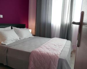 MiCasa SuCasa Heart of Athens Brand-New superlux