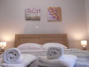 Koukaki-comfy with a balcony apt.