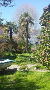 VILLA LAGO FOREGORUND Lakeview Winter Retreat Three-Bedroom Apartment with Balcony