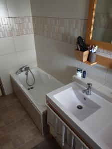 B&B / Chambres d'hotes La Chaumiere : Chambre Double Standard avec Salle de Bains Commune