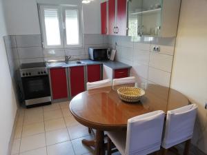 Spacious family apartment with parking in the shade and barbecue house