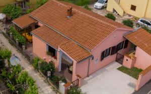 Modern Holiday Home with pool & 4 bikes, near center