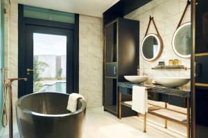Phòng Premier có lối vào hồ bơi (Premier Room with Pool Access)