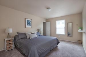 Five-Bedroom House room in Mission Oak