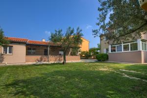 Apartment and Holiday Home Mladenka