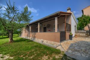 Apartment and Holiday Home Mladenka