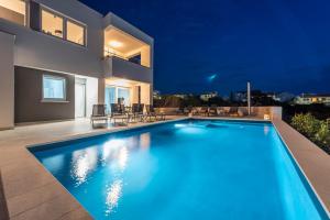 Villa Adria 2 luxury apartment with a pool