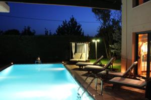 4-seasons pool villa near Meteora