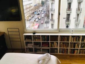 Estilo y Comodidad en Av Corrientes, departamento con cochera para autos