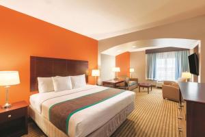 Deluxe King Room room in La Quinta Inn & Suites by Wyndham Bush Intercontinental Airport East