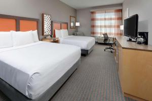 Queen Room with Two Queen Beds and Mobility/Hearing Access - Non-Smoking room in La Quinta by Wyndham Dallas Love Field