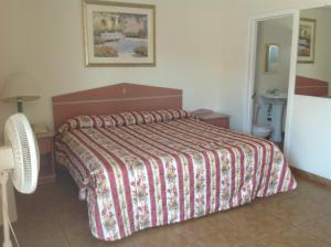 King Room - Non-Smoking room in Redwood Motel
