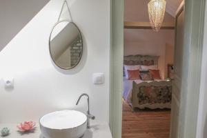 Maisons d'hotes Le manoir des chevaux dores : Chambre Double