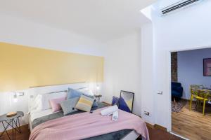 Historic center renovated apartment- Amazing location-By LikeHomeFlorence