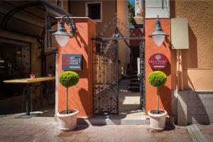 8 12 Art Guest House