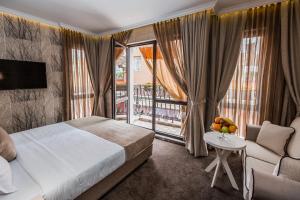 8 12 Art Guest House