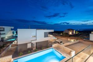 Two-Bedroom Apartment room in Villa Adria 4 luxury apartment with a pool