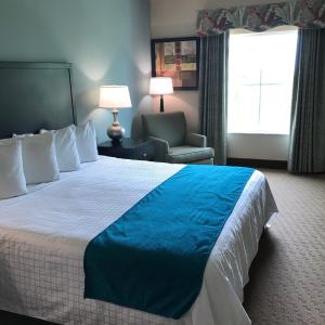 One-Bedroom King Suite (No Resort Fee) room in Hawthorn Suites by Wyndham Lake Buena Vista a staySky Hotel & Resort